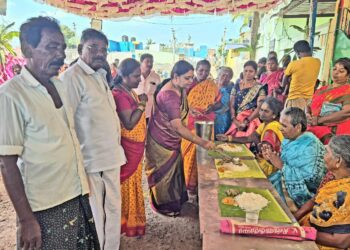 தூத்துக்குடி வெற்றிவேல்புரம் மாரியம்மன் கோவில் கொடை விழாவையொட்டி அன்னதானத்தை அமைச்சர் கீதாஜீவன் தொடங்கி வைத்தார்.