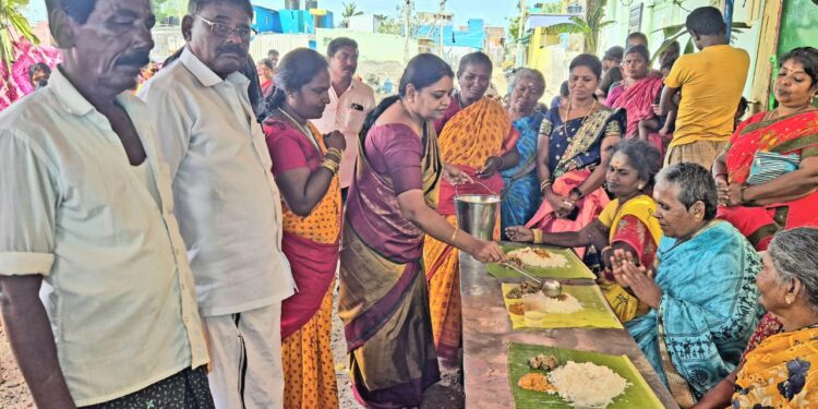 தூத்துக்குடி வெற்றிவேல்புரம் மாரியம்மன் கோவில் கொடை விழாவையொட்டி அன்னதானத்தை அமைச்சர் கீதாஜீவன் தொடங்கி வைத்தார்.