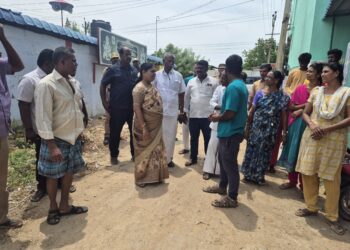 தூத்துக்குடி 14வது வார்டு பகுதியில் நடைபெறும் பணிகளை அமைச்சர் கீதாஜீவன் ஆய்வு செய்தார்.