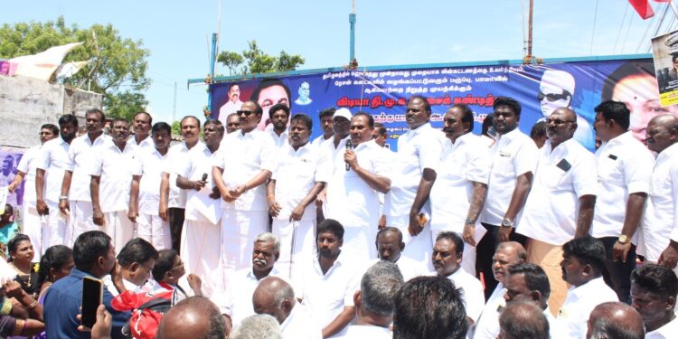 மின் கட்டண உயர்வை திரும்ப பெற வலியுறுத்தி தூத்துக்குடியில் அதிமுகவினர் ஆர்ப்பாட்டம் செய்தனர். 