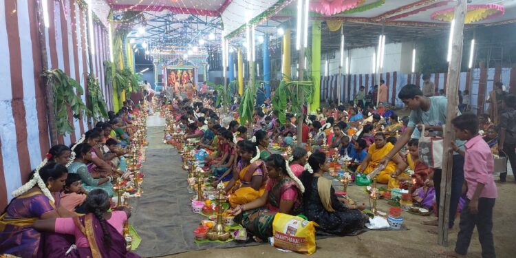 தூத்துக்குடி மேலசண்முகபுரம் முனியசாமி கோவிலில் கொடைவிழாவை முன்னிட்டு திருவிளக்கு பூஜை நடைபெற்றது.