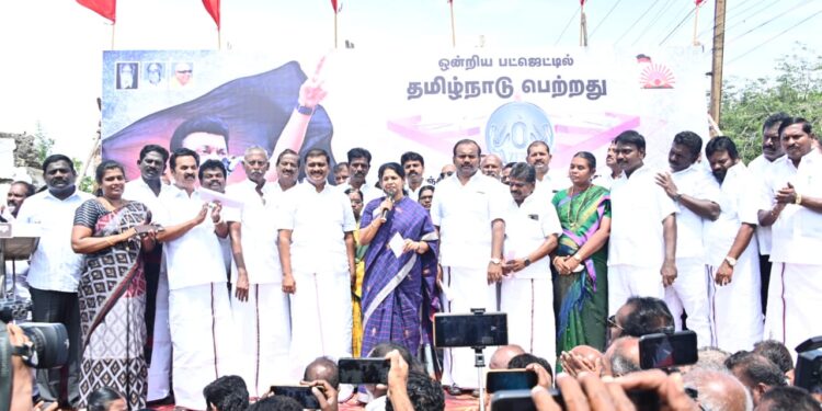 நிதியமைச்சர் பட்ஜெட் தாக்கல் செய்தபோது டெல்லி நாடாளுமன்றத்தில் தான் இருக்கிறோமா அல்லது சட்டமன்ற அலுவலகத்தில் இருக்கின்றோமா என எண்ணத்தோன்றியது. தூத்துக்குடியில் நடைபெற்ற கண்டன ஆர்ப்பாட்டத்தில் கனிமொழி எம்பி ஒன்றிய அரசு மீது கடும் தாக்கு