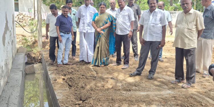 தூத்துக்குடி 34வது வாா்டு பகுதியில் நடைபெற்று வரும் பணிகளை அமைச்சர் கீதாஜீவன் ஆய்வு மேற்கொண்டார்.