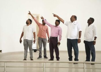 தூத்துக்குடி மாநகராட்சி பகுதியில் புதிய வணிக வளாக கட்டிடத்தினை மேயா் ஜெகன் பொியசாமி ஆய்வு செய்தார்.