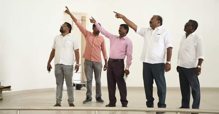 தூத்துக்குடி மாநகராட்சி பகுதியில் புதிய வணிக வளாக கட்டிடத்தினை மேயா் ஜெகன் பொியசாமி ஆய்வு செய்தார்.