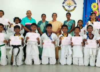 வீர தீரச் செயலுக்கான விருது பெற்ற தூத்துக்குடி வீரர்கள் முதலமைச்சர் ஸ்டாலின் , அமைச்சர் கீதாஜீவனிடம் வாழ்த்து பெற்றனர்.