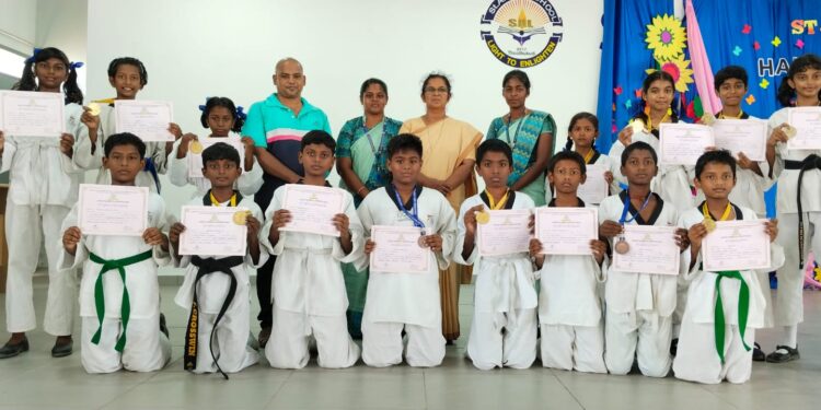 வீர தீரச் செயலுக்கான விருது பெற்ற தூத்துக்குடி வீரர்கள் முதலமைச்சர் ஸ்டாலின் , அமைச்சர் கீதாஜீவனிடம் வாழ்த்து பெற்றனர்.