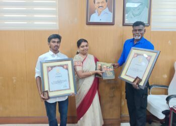 வீர தீரச் செயலுக்கான விருது பெற்ற தூத்துக்குடி வீரர்கள் முதலமைச்சர் ஸ்டாலின் , அமைச்சர் கீதாஜீவனிடம் வாழ்த்து பெற்றனர்.