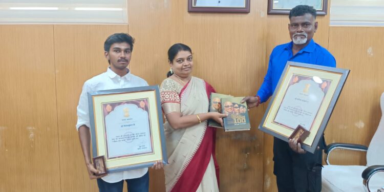 வீர தீரச் செயலுக்கான விருது பெற்ற தூத்துக்குடி வீரர்கள் முதலமைச்சர் ஸ்டாலின் , அமைச்சர் கீதாஜீவனிடம் வாழ்த்து பெற்றனர்.