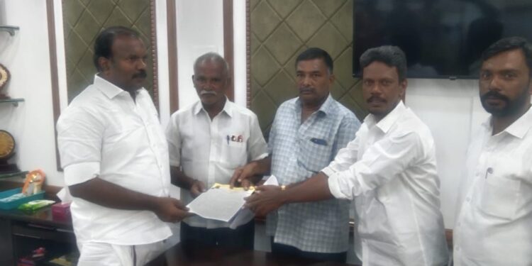 தூத்துக்குடி பழைய பேருந்துநிலையத்தில் பாத்ரூம், குடிதண்ணீர் வசதி கூடுதலாக அமைத்து தர மேயா் ஜெகன் பொியசாமியிடம் மதிமுக கோாிக்கை