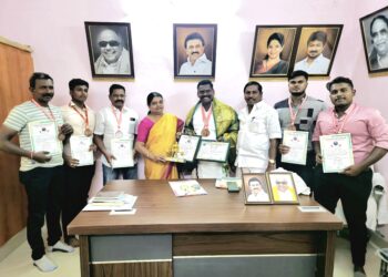 மாநில அளவிலான பளுதூக்கும் போட்டியில் தங்கப்பதக்கம் வென்ற வீரர் தூத்துக்குடியில் அமைச்சர் கீதாஜீவனிடம் வாழ்த்து பெற்றார்.