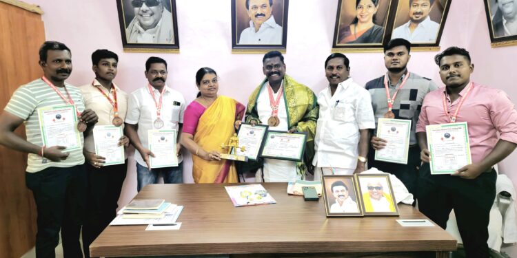 மாநில அளவிலான பளுதூக்கும் போட்டியில் தங்கப்பதக்கம் வென்ற வீரர் தூத்துக்குடியில் அமைச்சர் கீதாஜீவனிடம் வாழ்த்து பெற்றார்.