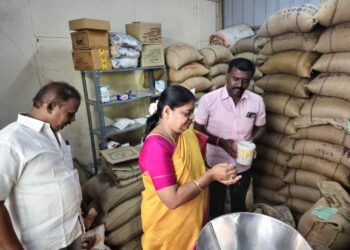 தூத்துக்குடி ரேஷன் கடையில் அமைச்சர் கீதாஜீவன் ஆய்வு