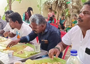 மாப்பிள்ளையூரணி கோவில் கொடை விழாவையொட்டி ஊராட்சி மன்ற தலைவர் சரவணக்குமார் அன்னதானத்தை தொடங்கி வைத்தார்.