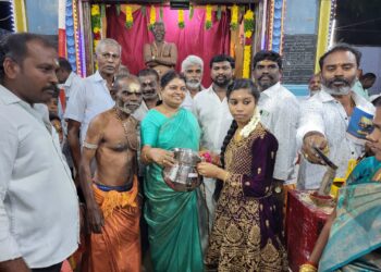 தூத்துக்குடி மேலசண்முகபுரம் முனியசாமி கோவிலில் கொடைவிழா போட்டியில் வெற்றி பெற்றவர்களுக்கு அமைச்சர் கீதாஜீவன் பாிசு வழங்கினார். 