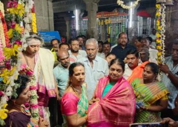 தூத்துக்குடி மேலசண்முகபுரம் முனியசாமி கோவிலில் கொடைவிழா போட்டியில் வெற்றி பெற்றவர்களுக்கு அமைச்சர் கீதாஜீவன் பாிசு வழங்கினார். 