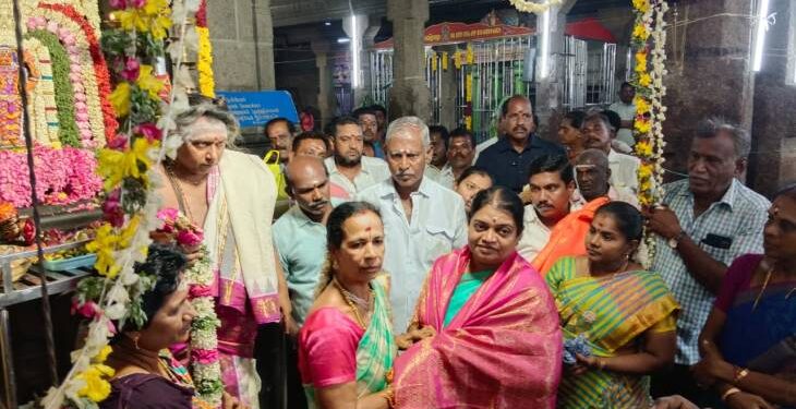 தூத்துக்குடி மேலசண்முகபுரம் முனியசாமி கோவிலில் கொடைவிழா போட்டியில் வெற்றி பெற்றவர்களுக்கு அமைச்சர் கீதாஜீவன் பாிசு வழங்கினார். 