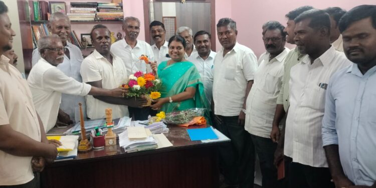 அருந்ததியர் மக்களுக்கு 3 சதவீத உள்இட ஒதுக்கீடு வழங்கி ஆணை பிறப்பித்தது செல்லும் என்ற உச்சநீதிமன்றத்தின் தீர்ப்பு எதிரொலி – பல்வேறு தரப்பினர் அமைச்சர் கீதாஜீவனை சந்தித்து நன்றி தெரிவித்தனர்