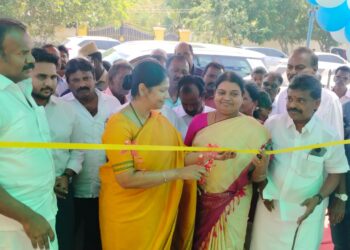 தூத்துக்குடியில் பயணிகள் நிழற்குடை கனிமொழி எம்.பி திறந்து வைத்தார்.