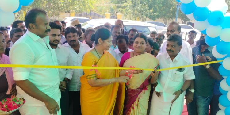 தூத்துக்குடியில் பயணிகள் நிழற்குடை கனிமொழி எம்.பி திறந்து வைத்தார்.