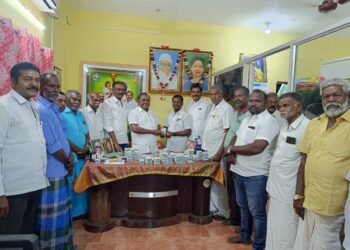 தூத்துக்குடியில் அதிமுக உறுப்பினர்களுக்கு புதிய அடையாள அட்டைகளை முன்னாள் அமைச்சர் சி.த.செல்லப்பாண்டியன் வழங்கினார்