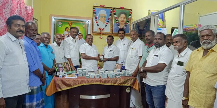 தூத்துக்குடியில் அதிமுக உறுப்பினர்களுக்கு புதிய அடையாள அட்டைகளை முன்னாள் அமைச்சர் சி.த.செல்லப்பாண்டியன் வழங்கினார்