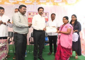 மாப்பிள்ளையூரணி அரசு ஆரம்ப சுகாதாரநிலைய வளாகத்தில் “மக்களைத்தேடிமருத்துவம்” திட்டத்தின் 4ம் ஆண்டு தொடக்கவிழா கலெக்டர் லட்சுமிபதி தலைமையில் நடைபெற்றது.