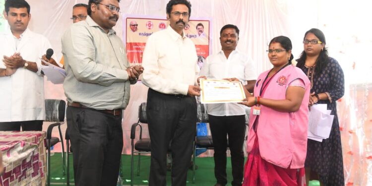 மாப்பிள்ளையூரணி அரசு ஆரம்ப சுகாதாரநிலைய வளாகத்தில் “மக்களைத்தேடிமருத்துவம்” திட்டத்தின் 4ம் ஆண்டு தொடக்கவிழா கலெக்டர் லட்சுமிபதி தலைமையில் நடைபெற்றது.