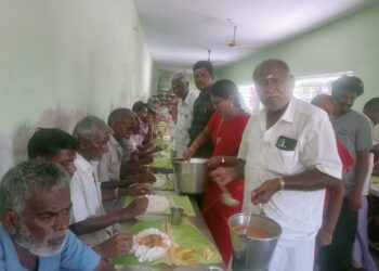 தூத்துக்குடி செய்தியாளர்களின் தந்தை 50-ஆம் ஆண்டு நினைவு நாளையொட்டி சிவன் கோவிலில் அன்னதானம் வழங்கினார்கள்