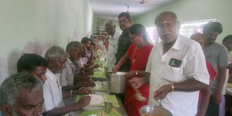 தூத்துக்குடி செய்தியாளர்களின் தந்தை 50-ஆம் ஆண்டு நினைவு நாளையொட்டி சிவன் கோவிலில் அன்னதானம் வழங்கினார்கள்