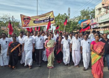 தூத்துக்குடியில் கலைஞர் நினைவு நாளையொட்டி அமைதி ஊர்வலம் நடைபெற்றது. அவரது சிலைக்கு அமைச்சர் கீதாஜீவன், மார்க்கன்டேயன் எம்.எல்.ஏ, மேயர் ஜெகன் பெரியசாமி ஆகியோர் மாலை அணிவித்து மரியாதை செய்தனர்.