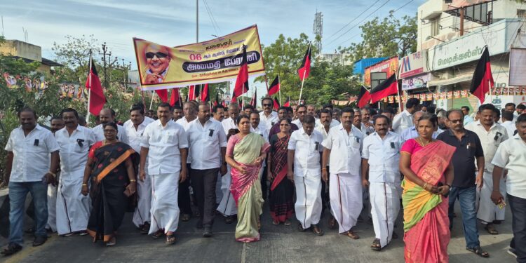 தூத்துக்குடியில் கலைஞர் நினைவு நாளையொட்டி அமைதி ஊர்வலம் நடைபெற்றது. அவரது சிலைக்கு அமைச்சர் கீதாஜீவன், மார்க்கன்டேயன் எம்.எல்.ஏ, மேயர் ஜெகன் பெரியசாமி ஆகியோர் மாலை அணிவித்து மரியாதை செய்தனர்.