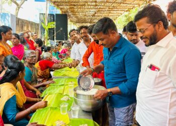 மாப்பிள்ளையூரணி கோவில் கொடை விழாவையொட்டி ஊராட்சி மன்ற தலைவர் சரவணக்குமார் அன்னதானத்தை தொடங்கி வைத்தார்.