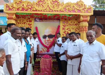 கலைஞர் நினைவு நாளையொட்டி அவரது படத்திற்கு மாப்பிள்ளையூரணியில் ஊராட்சி மன்ற தலைவர் சரவணக்குமார் மாலை அணிவித்தார்.