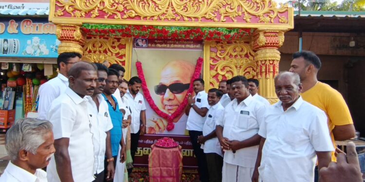 கலைஞர் நினைவு நாளையொட்டி அவரது படத்திற்கு மாப்பிள்ளையூரணியில் ஊராட்சி மன்ற தலைவர் சரவணக்குமார் மாலை அணிவித்தார்.