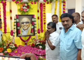 கலைஞர் நினைவு நாளையொட்டி அவரது படத்திற்கு மாப்பிள்ளையூரணியில் ஊராட்சி மன்ற தலைவர் சரவணக்குமார் மாலை அணிவித்தார்.