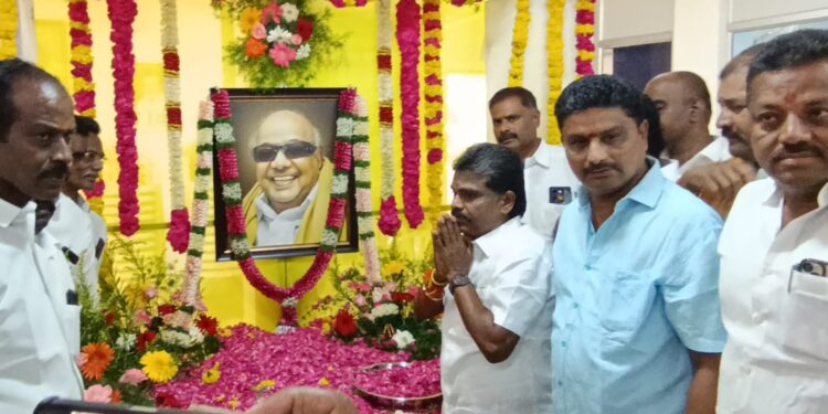 கலைஞர் நினைவு நாளையொட்டி அவரது படத்திற்கு மாப்பிள்ளையூரணியில் ஊராட்சி மன்ற தலைவர் சரவணக்குமார் மாலை அணிவித்தார்.