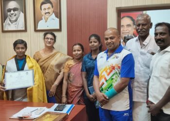 மாநில அளவிலான டேக்வாண்டோ போட்டியில் தங்கம்பெற்ற தூத்துக்குடி மாணவி துர்கா ஸ்ரீதேவி அமைச்சர் கீதாஜீவனிடம் வாழ்த்து பெற்றார்.