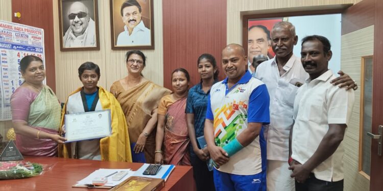 மாநில அளவிலான டேக்வாண்டோ போட்டியில் தங்கம்பெற்ற தூத்துக்குடி மாணவி துர்கா ஸ்ரீதேவி அமைச்சர் கீதாஜீவனிடம் வாழ்த்து பெற்றார்.