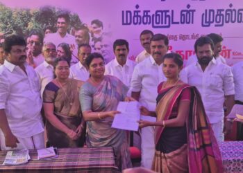 குறுக்குச்சாலையில் மக்களுடன் முதல்வர் திட்ட முகாமில் கலைஞர் கனவு இல்ல திட்ட பயனாளிகளுக்கு பணி ஆணையை அமைச்சர் கீதாஜீவன் வழங்கினார்.