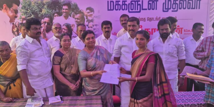 குறுக்குச்சாலையில் மக்களுடன் முதல்வர் திட்ட முகாமில் கலைஞர் கனவு இல்ல திட்ட பயனாளிகளுக்கு பணி ஆணையை அமைச்சர் கீதாஜீவன் வழங்கினார்.