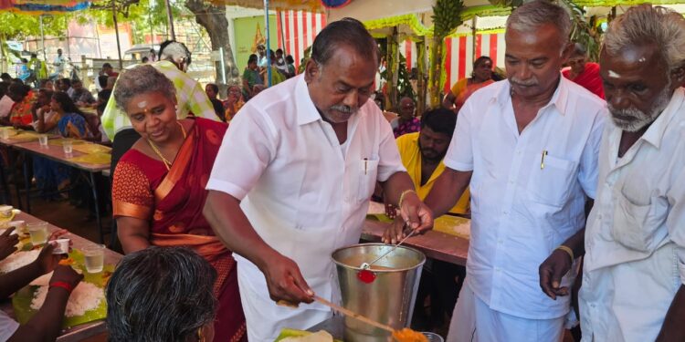 தூத்துக்குடி சந்தனமாரியம்மன் கோவிலில் நடைபெற்ற அன்னதானத்தை முன்னாள் அமைச்சர் சி.த.செல்லப்பாண்டியன் தொடங்கி வைத்தார்.