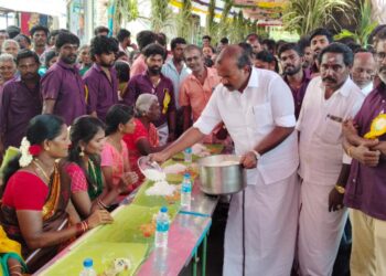 தூத்துக்குடி மாரியம்மன் கோவில் கொடைவிழாவை யொட்டி அன்னதானத்தை மேயர் ஜெகன் பொியசாமி தொடங்கி வைத்தார்.