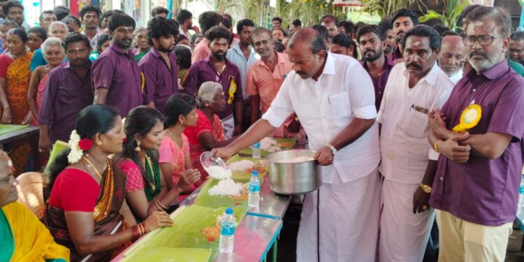 தூத்துக்குடி மாரியம்மன் கோவில் கொடைவிழாவை யொட்டி அன்னதானத்தை மேயர் ஜெகன் பொியசாமி தொடங்கி வைத்தார்.