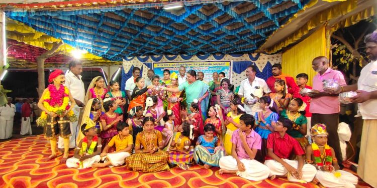 தூத்துக்குடி சண்முகபுரம் பதினெட்டாம்படி கருப்பசாமி கோவிலில் ெகாடைவிழாவையொட்டி இந்துசமய வகுப்பு மாணவ மாணவிகளுக்கு அமைச்சர் கீதாஜீவன் பாிசு வழங்கினார்.