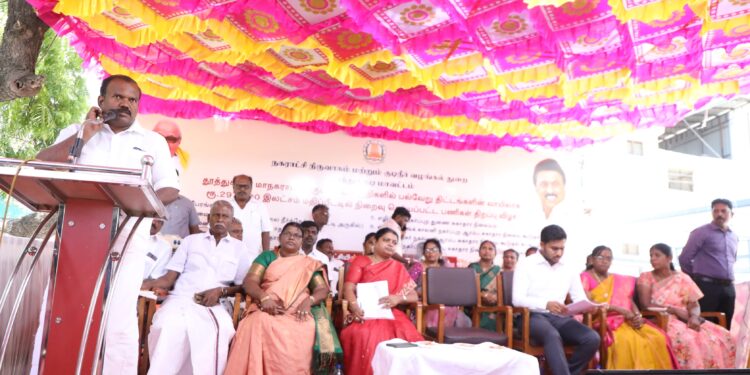 தூத்துக்குடி மாநகராட்சிக்குட்பட்ட பகுதிகளில்   ரூ.29 கோடியே 74 லட்சம் மதிப்பீட்டில் கட்டப்பட்டுள்ள புதிய கட்டிடங்களை  காணொளி காட்சி மூலம் முதலமைச்சர் மு.க.ஸ்டாலின் திறந்து வைத்தார். தூத்துக்குடி பொதுமக்கள் சார்பில் அமைச்சர் கீதா ஜீவன், மேயர் ஜெகன் பெரியசாமி முதல்வருக்கு நன்றி தெரிவித்தனர்