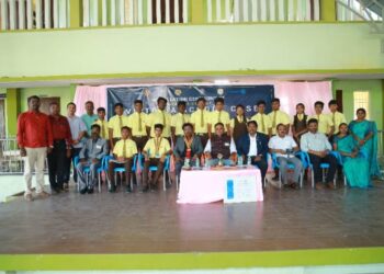 தூத்துக்குடி உப்பாத்து ஓடையில் தூர்வாரும் பணியை அமைச்சர் கீதாஜீவன் கொடியசைத்து துவக்கி வைத்தார்.