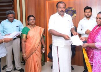 தூத்துக்குடி உப்பாத்து ஓடையில் தூர்வாரும் பணியை அமைச்சர் கீதாஜீவன் கொடியசைத்து துவக்கி வைத்தார்.