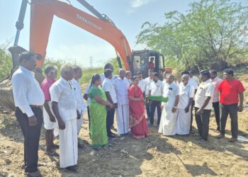 தூத்துக்குடி உப்பாத்து ஓடையில் தூர்வாரும் பணியை அமைச்சர் கீதாஜீவன் கொடியசைத்து துவக்கி வைத்தார்.