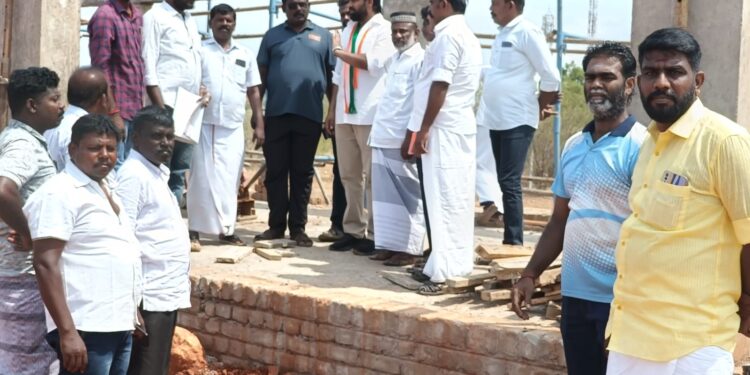 பேட்மாநகரில் ரூ.3 கோடி மதிப்பீட்டில் மினி உள் விளையாட்டு அரங்கம்  ஊர்வசி எஸ்.அமிர்தராஜ் எம்.எல்.ஏ நேரில் ஆய்வு